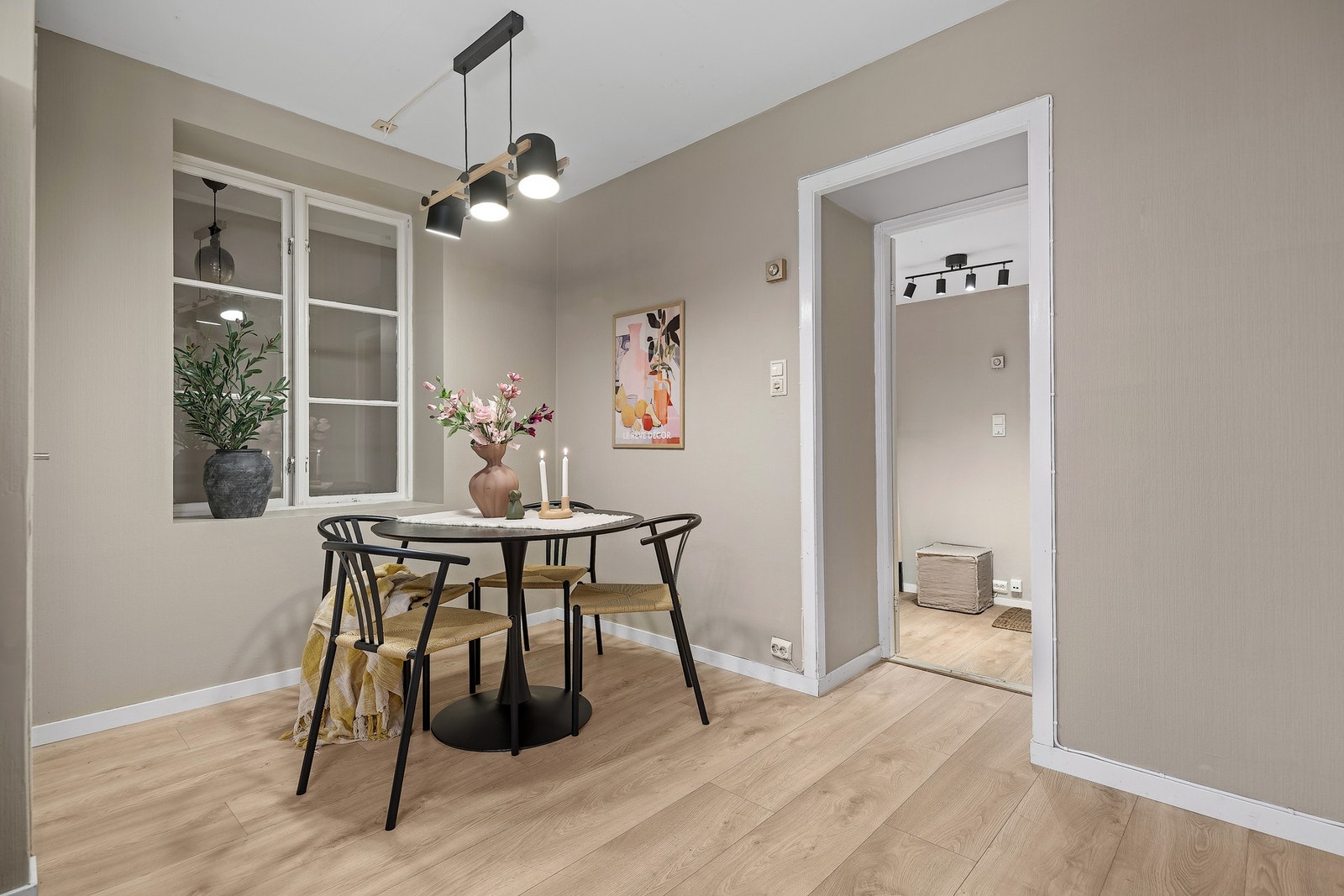 Overflatene er malt i en behagelig beige farge. Det er lagt 1-stavs laminatgulv. Galleribilde