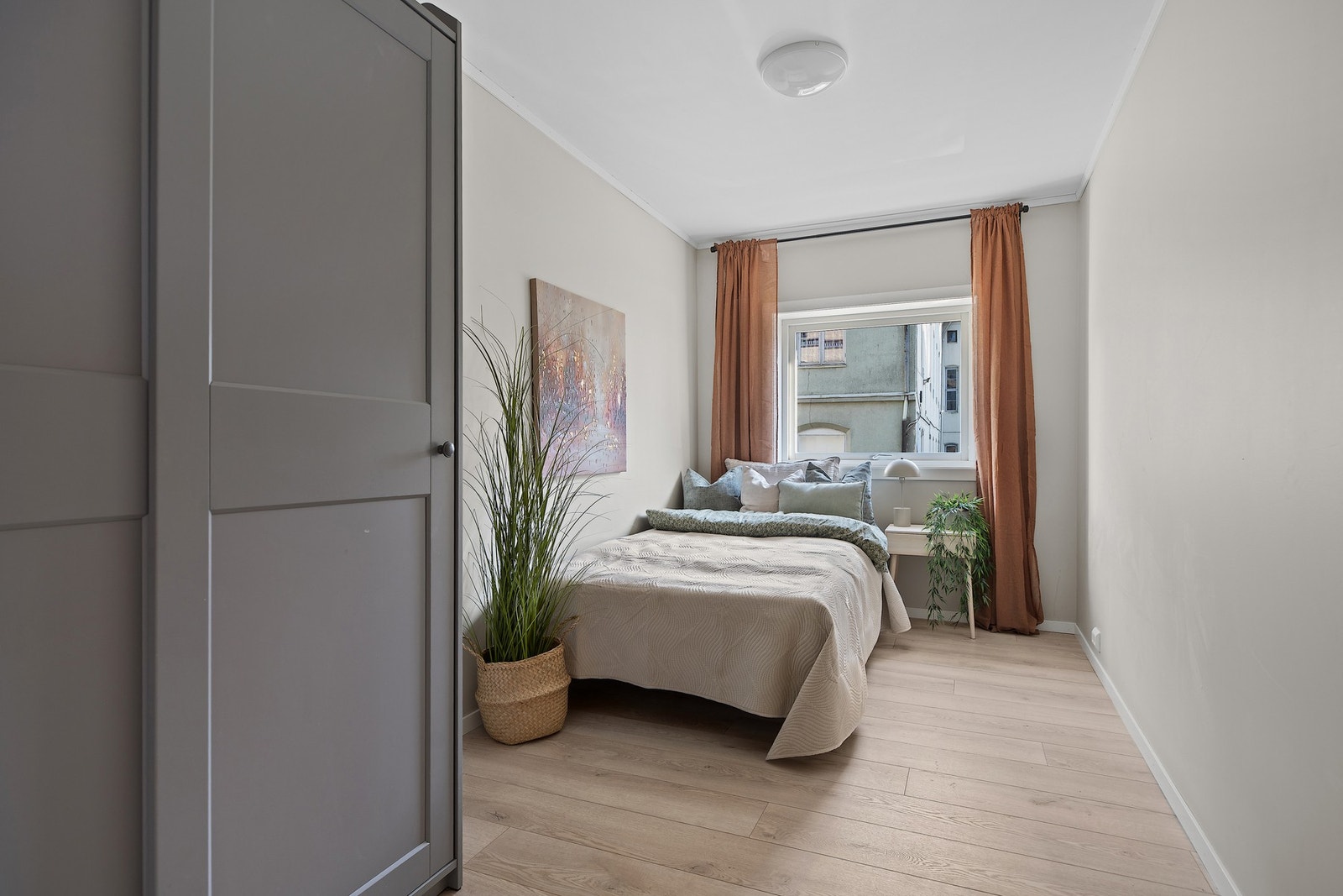 Soverom 2 har også en god størrelse og det er plass til dobbeltseng og garderobe. Galleribilde
