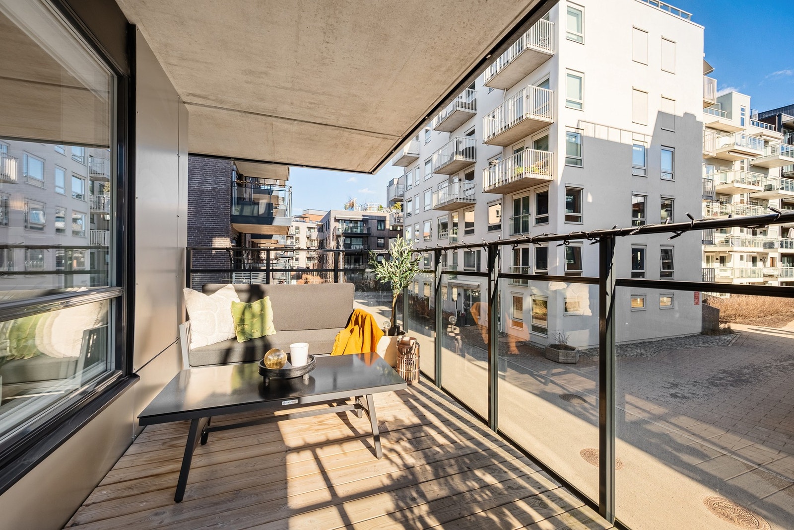 Boligen har to uteplasser som sammen gir deg fleksibilitet, gode solforhold og fine rammer for uteliv gjennom sesongen. Galleribilde