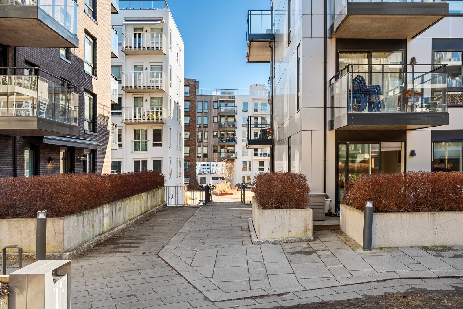 Fra området er det kort vei til lekeplass, fotballbane, skøytebane, lysløype og treningssenter. Galleribilde
