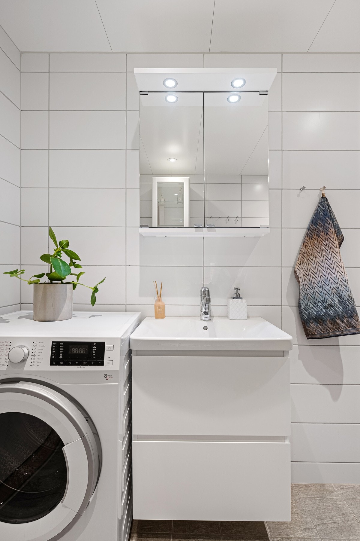 Her finner du en heldekkende servant på praktisk skuffemøblement, samt vegghengt toalett som gir et rent og moderne uttrykk. Galleribilde