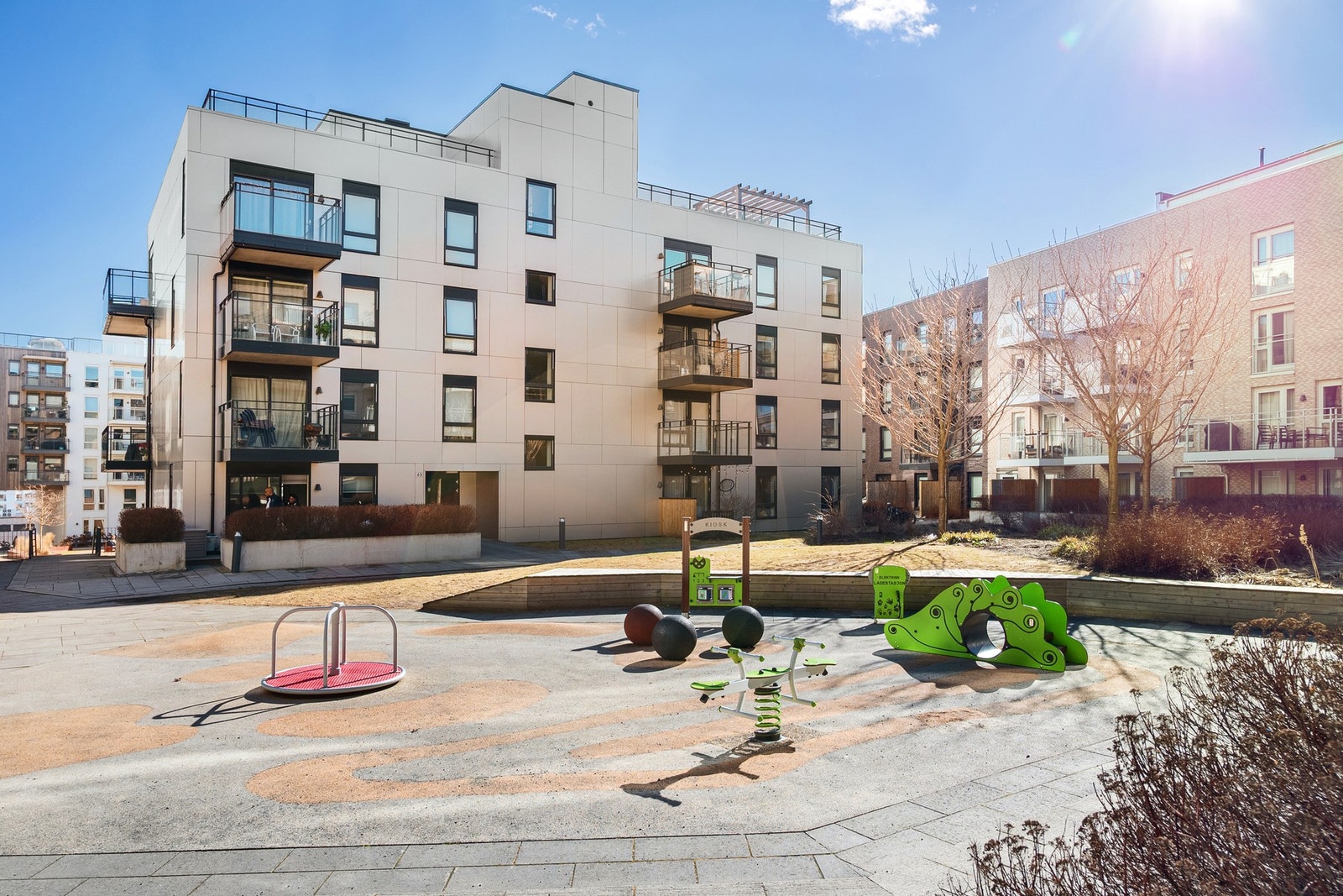 Eiendommen ligger i et sentralt og attraktivt boligområde på Lunden/Vollebekk i Oslo. Galleribilde