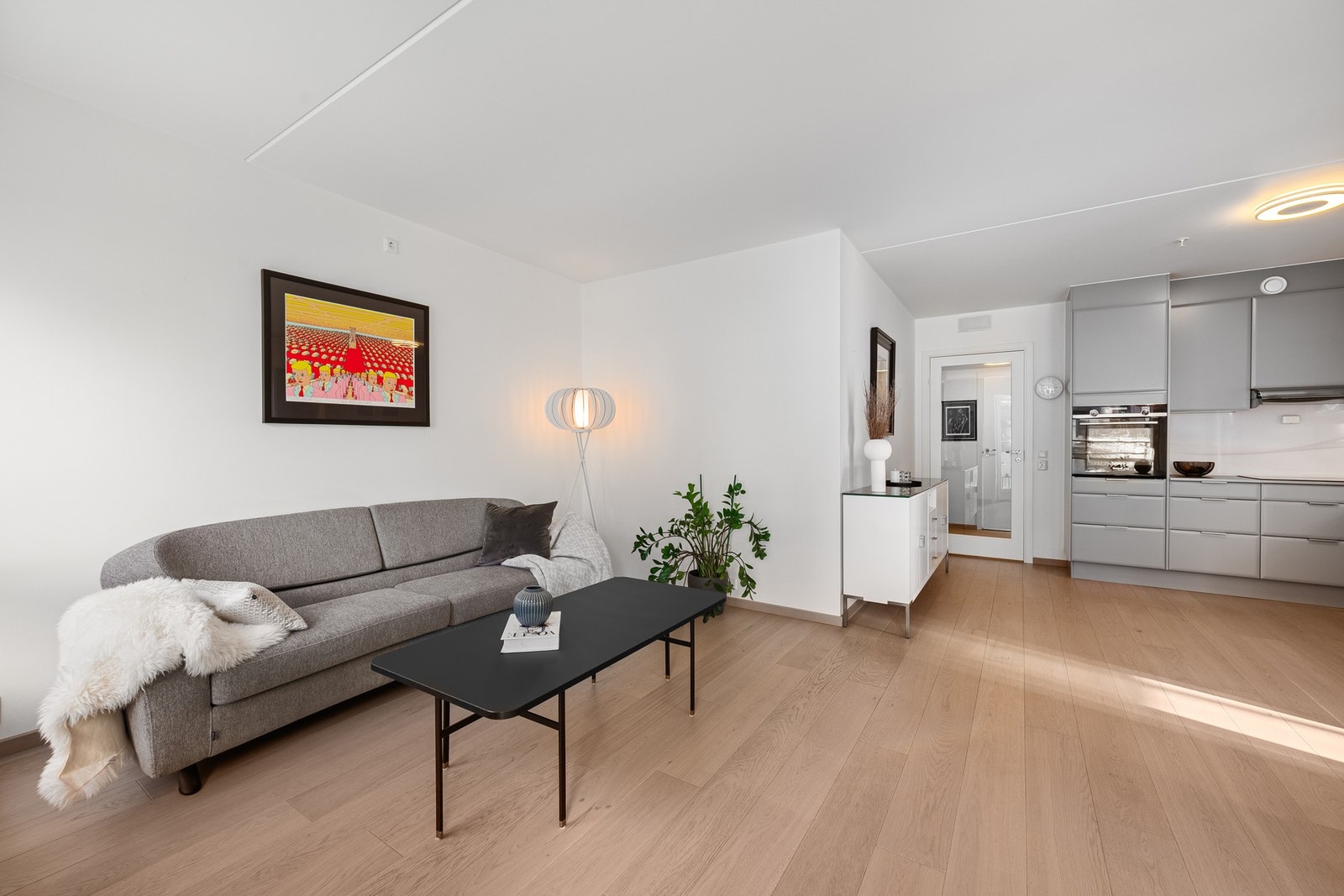 Den åpne løsningen mot stuen skaper en luftig og sosial atmosfære, perfekt for både hverdagsliv og gjester. Galleribilde