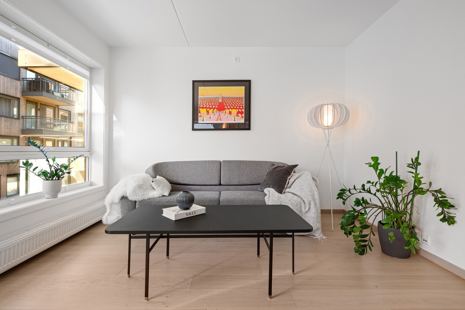 Innvendig har boligen parkettgulv, malte vegger i plater og betong, samt et tak av malt betong som gir et moderne og stilrent uttrykk. Galleribilde