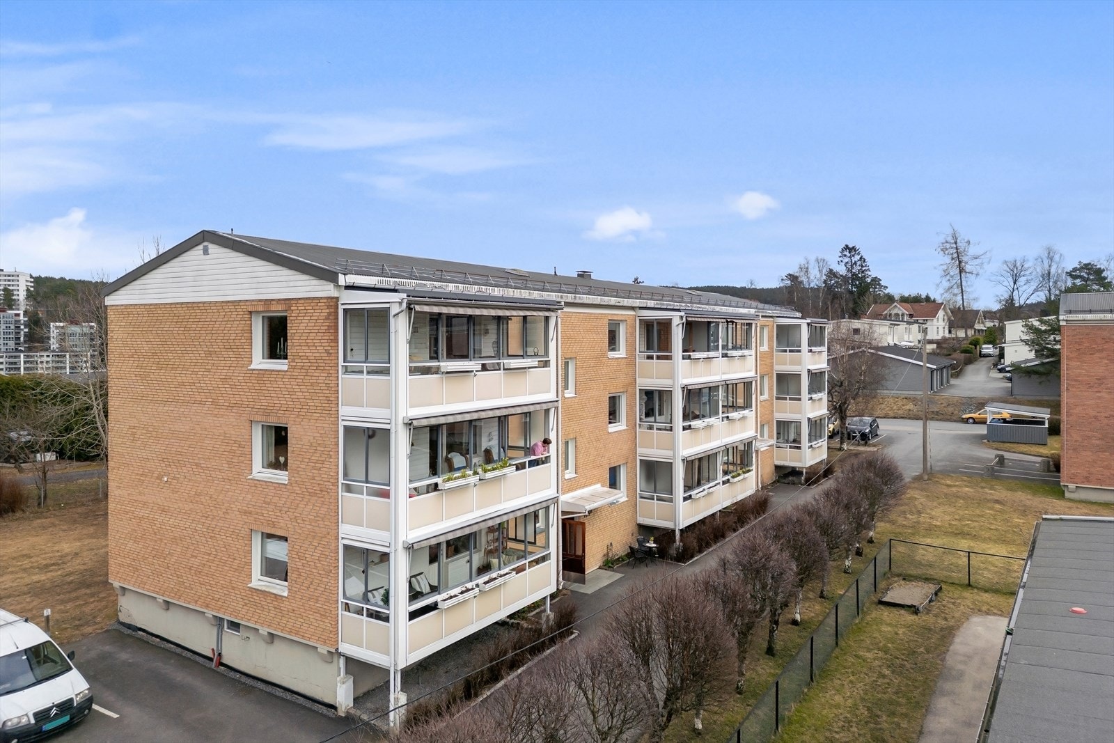 Boligaksjeselskapet har parkeringsplasser til utleie, som tildeles av styret etter ansiennitet når det er ledig. Galleribilde
