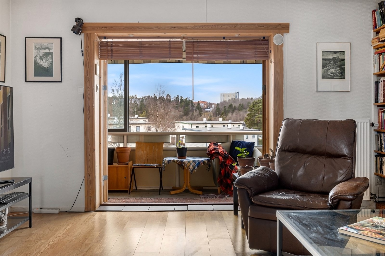 Store vindusflater sørger for rikelig med naturlig lysinnslipp. Galleribilde