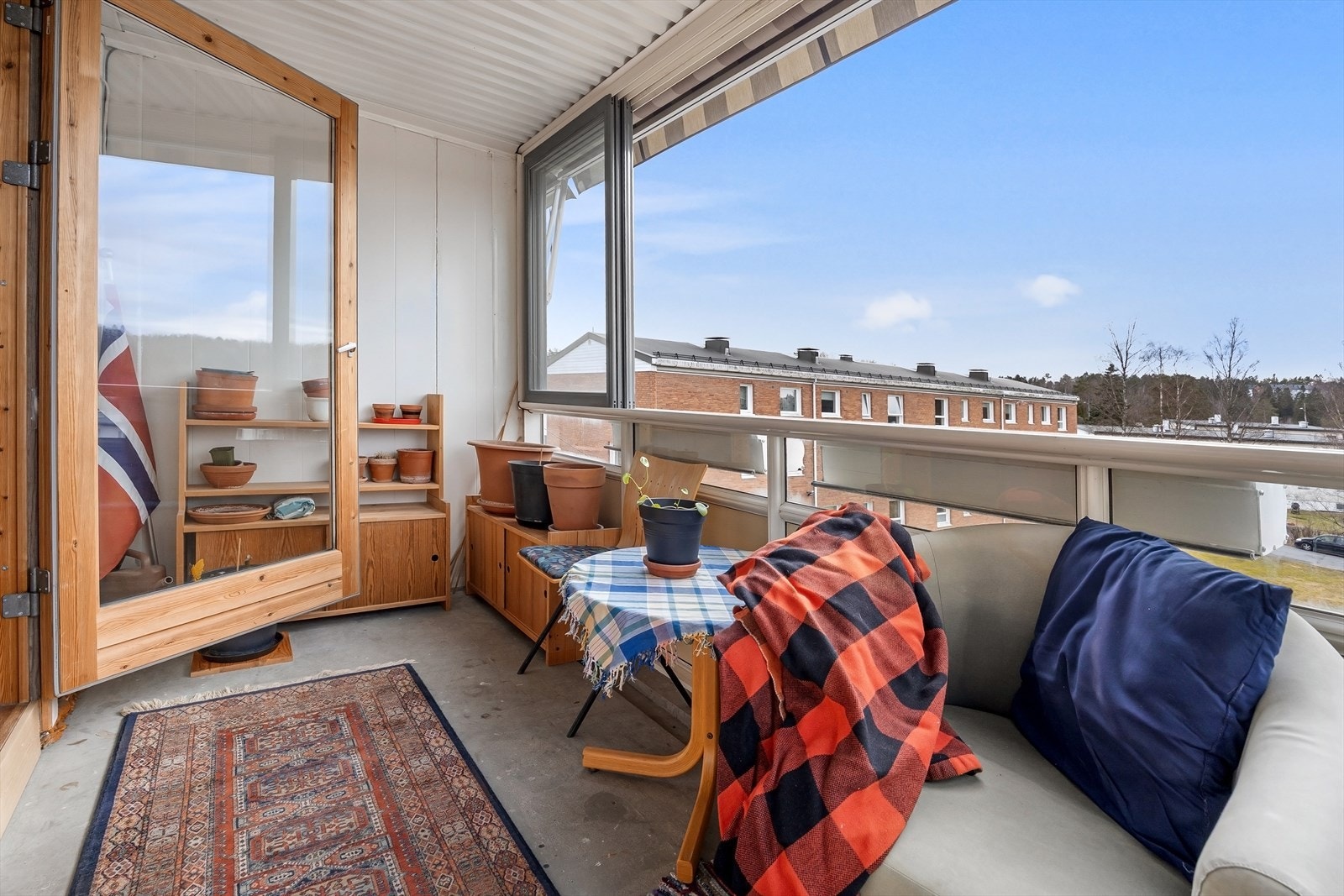 Fra stue er det utgang til vestvendt, innglasset balkong på ca. 7,5 m² med fin plass til utemøbler, grill m.m. Galleribilde
