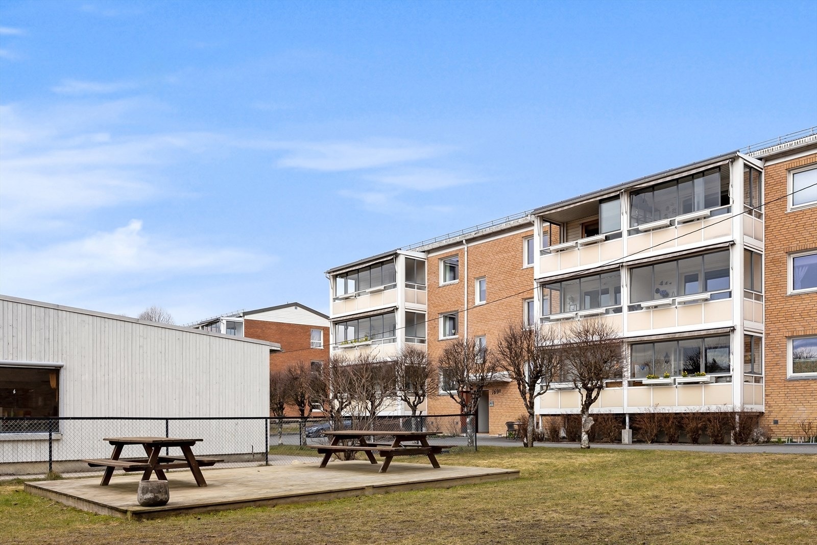 Boligen ligger i et populært og veletablert boligområde på Langerud/Abildsø. Galleribilde