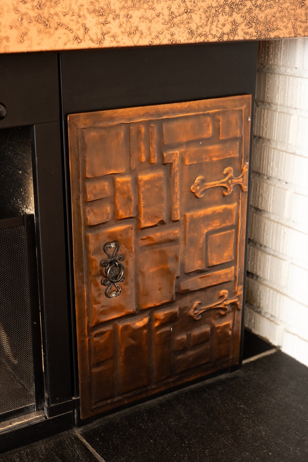 Den åpne peisen fra byggeåret er et sentralt element i stuen. Galleribilde