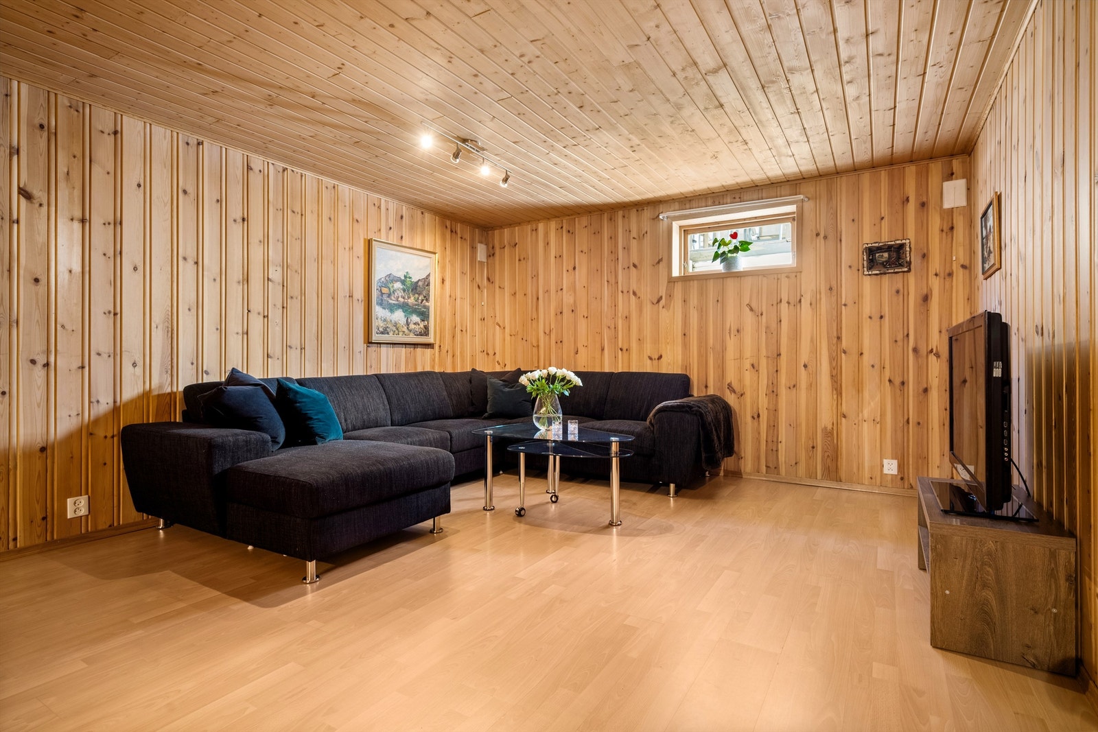 Rommet ble innredet i 1996 og har laminatgulv og trepanel på vegger og i tak. Galleribilde