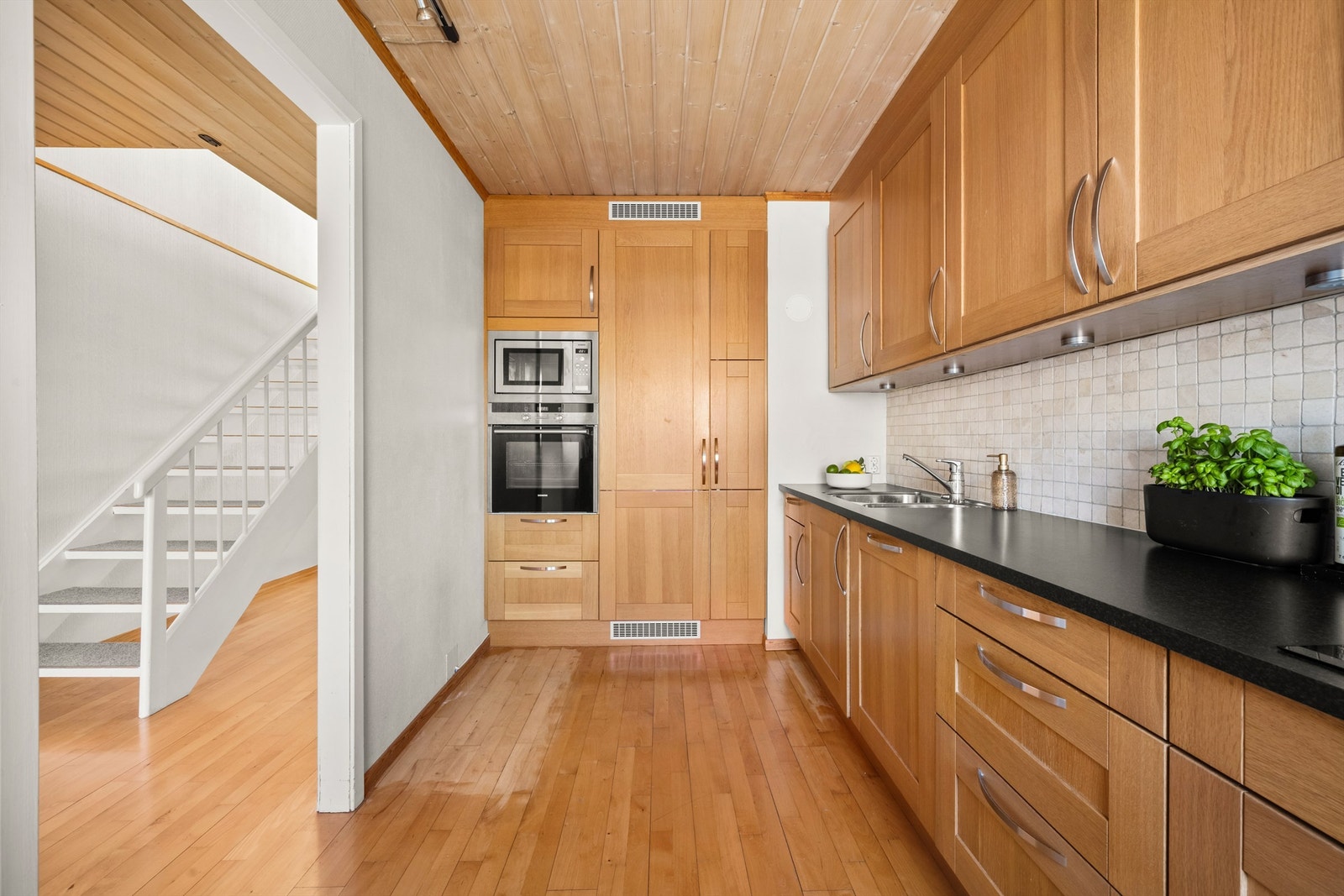 Kjøkkenet er utstyrt med integrert stekeovn, mikrobølgeovn, induksjonstopp og kjøleskap. Galleribilde