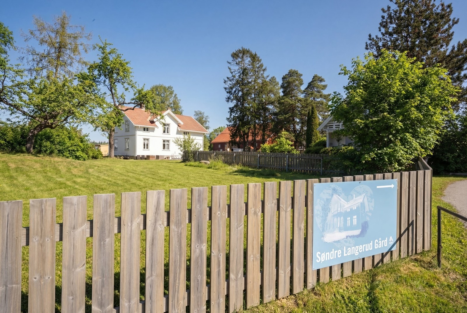 Nærområdet byr på landlige og historiske omgivelser, som her ved Søndre Langerud Gård. Galleribilde