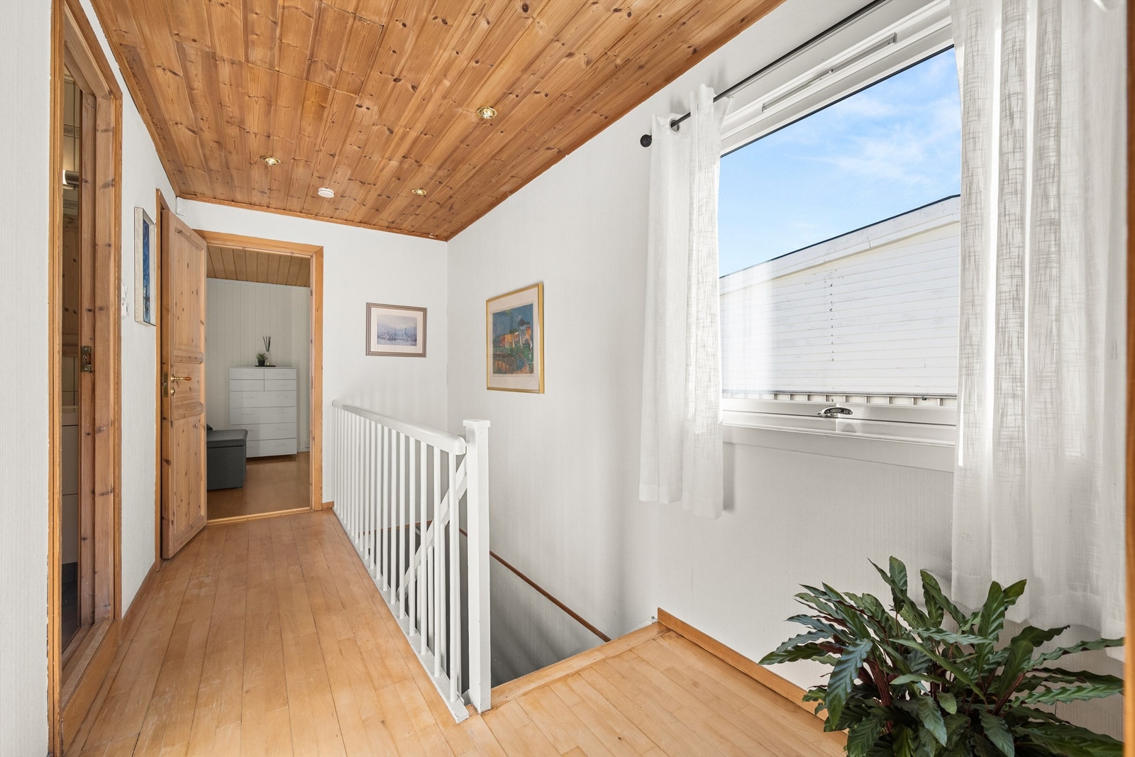Gangen i andre etasje binder sammen soverommene og badet. Trepanelet i taket er gjennomgående. Loftsluke til kryploft - perfekt til oppbevaring. Galleribilde