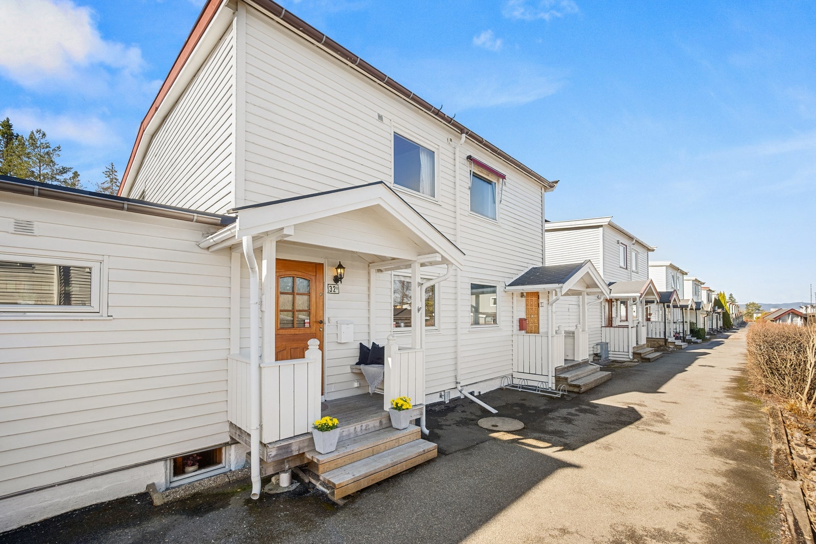 Boligen ligger i en rolig og bilfri internvei, trygt for både store og små. Foto: Martine Eren Jacobsen Galleribilde