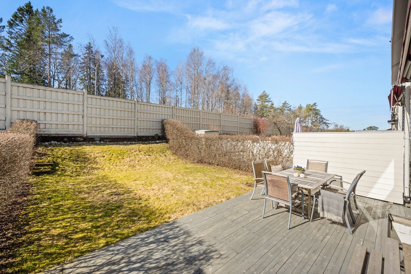 Den 34 m² store terrassen er en forlengelse av stuen og har god plass til utemøbler. Galleribilde