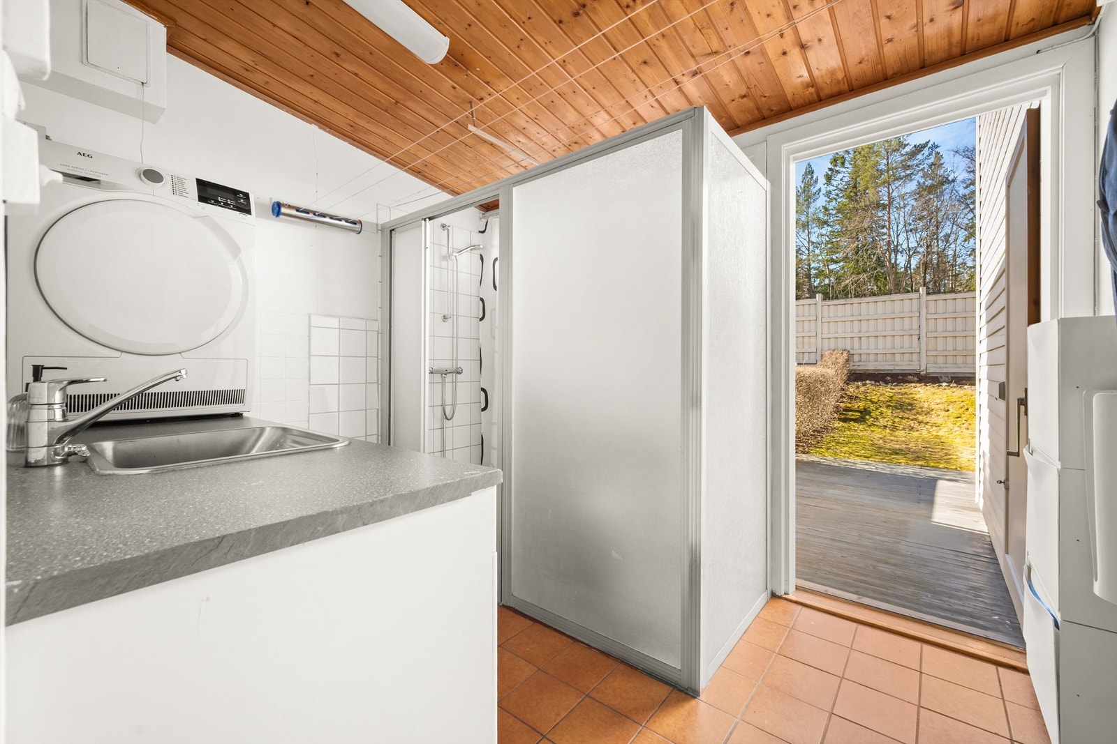 Fra bad/vaskerommet er det praktisk utgang til terrassen og hagen. Galleribilde