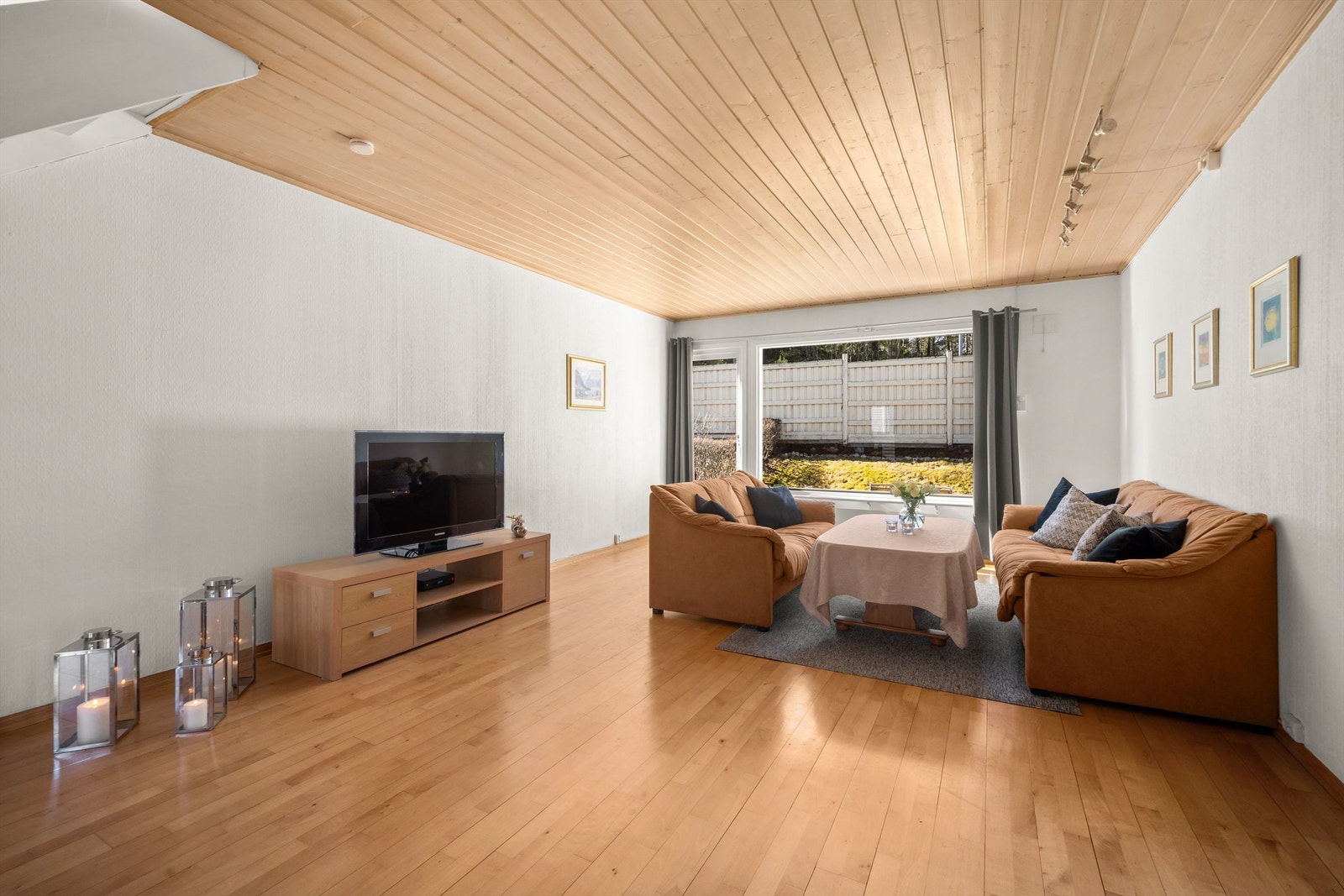 Stuen har god plass til både sofagruppe og mediamøbler, med store vindusflater mot hagen. Galleribilde