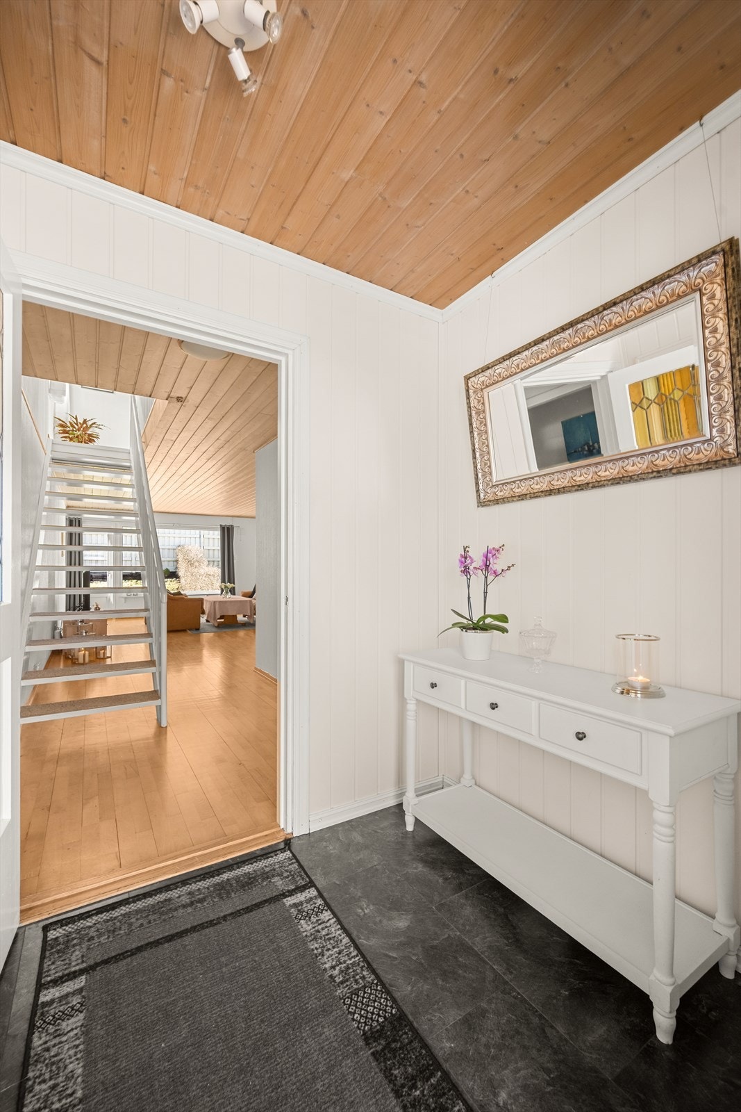 Fra entreen ser man rett inn i stuen og videre opp trappen til andre etasje. Velkommen inn! Galleribilde