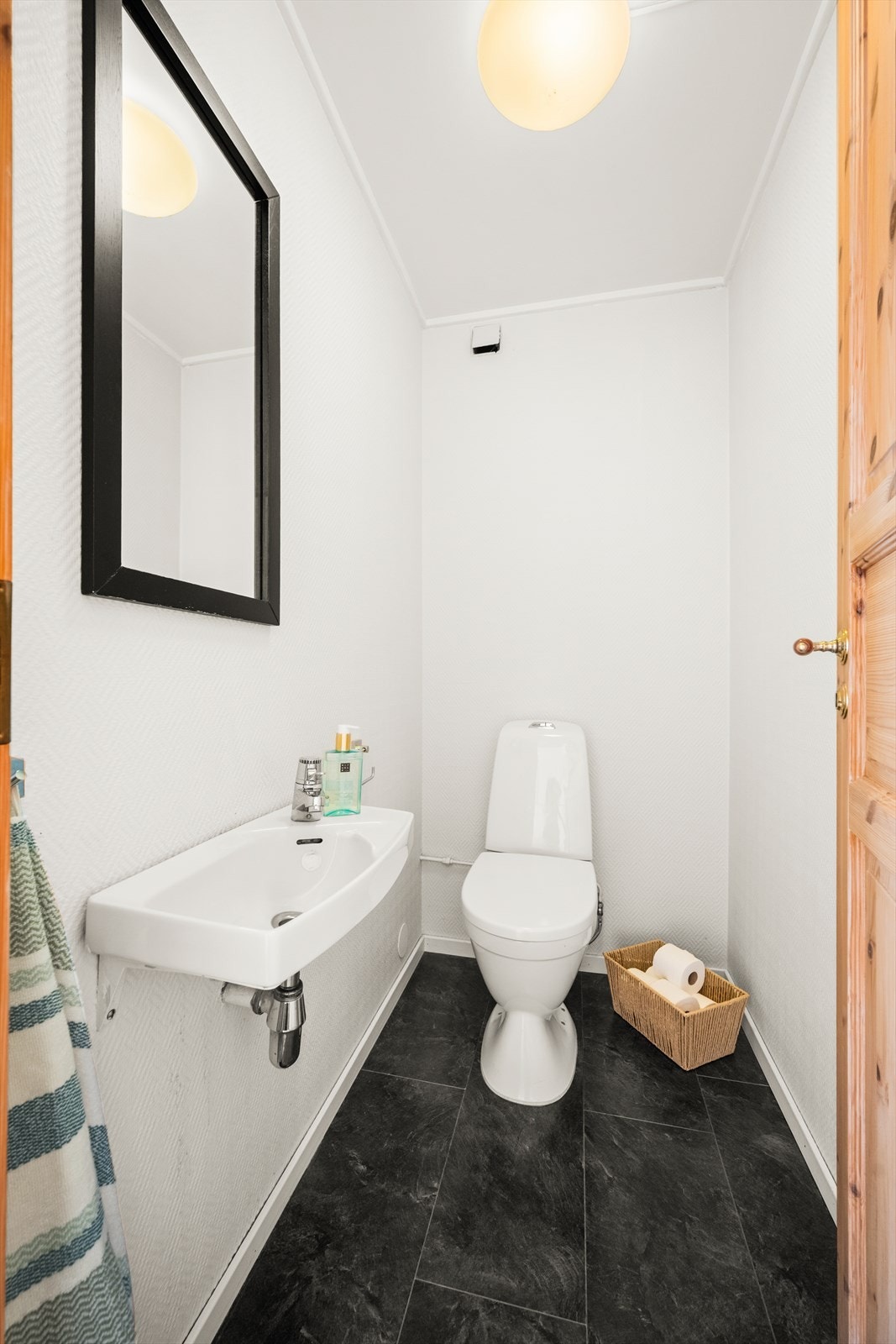 Praktisk, separat toalettrom i andre etasje med veggmontert servant og laminatgulv. Galleribilde