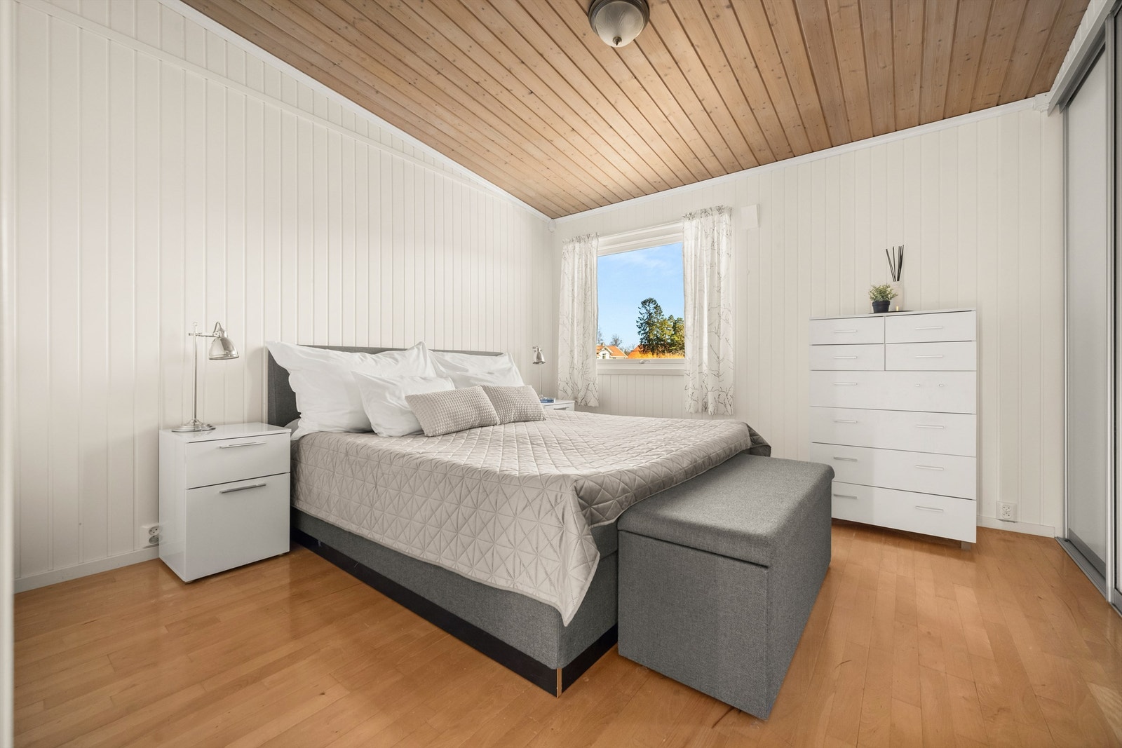 Hovedsoverommet har god plass til dobbeltseng og er utstyrt med en romslig skyvedørsgarderobe. Galleribilde