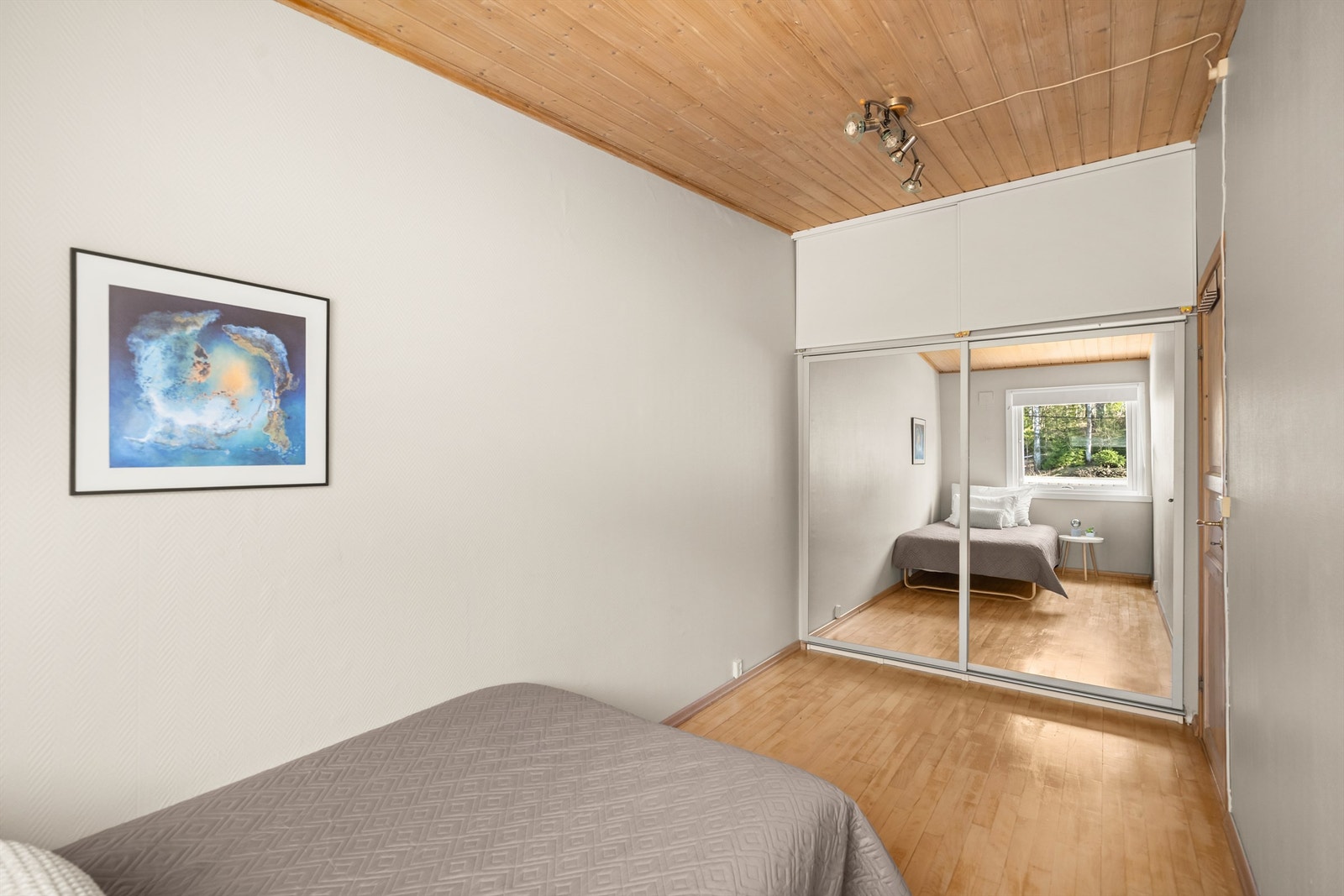 Soverom 2 har en praktisk skyvedørsgarderobe. Galleribilde