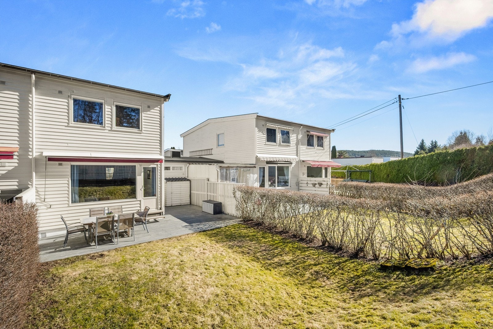 Utvendig screens er montert på begge vinduene i 2. etasje, samt markise over stuevindu. Galleribilde