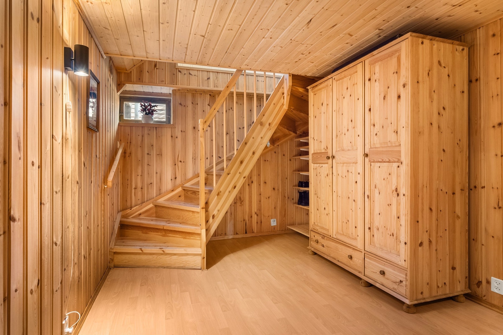 Trapperommet ned til kjelleren. Hele etasjen har panel på vegger og i tak. Galleribilde
