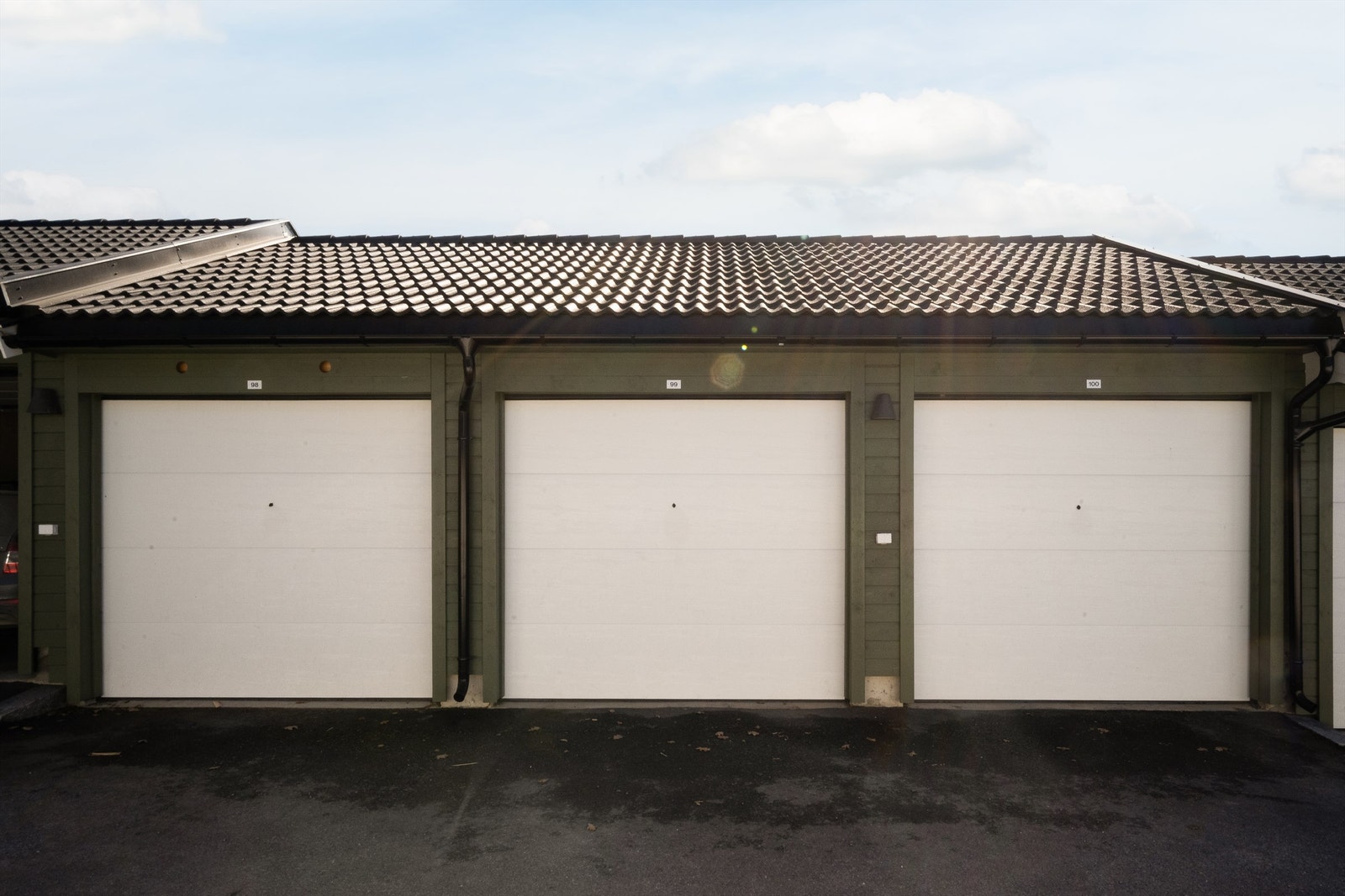 Nyere garasje fra 2023/24 med elektrisk portåpner, hems for ekstra lagring og klargjort for elbillader. Galleribilde