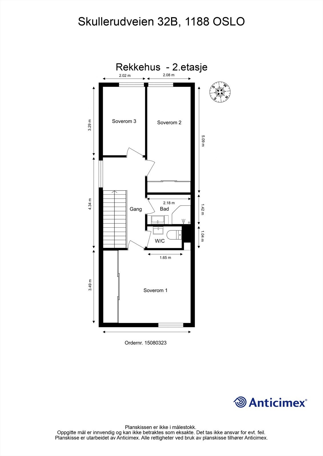 Andre etasje er en privat sone med tre soverom, bad og et separat toalettrom. Galleribilde