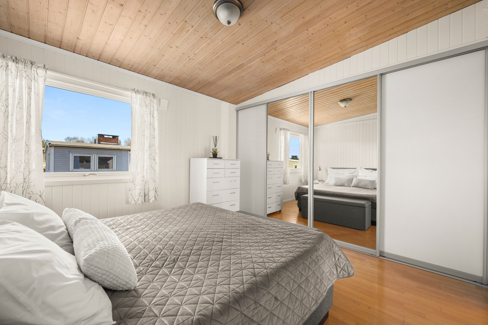 Skyvedørsgarderoben gir rikelig med oppbevaringsplass og har speilfronter som forstørrer romfølelsen. Galleribilde