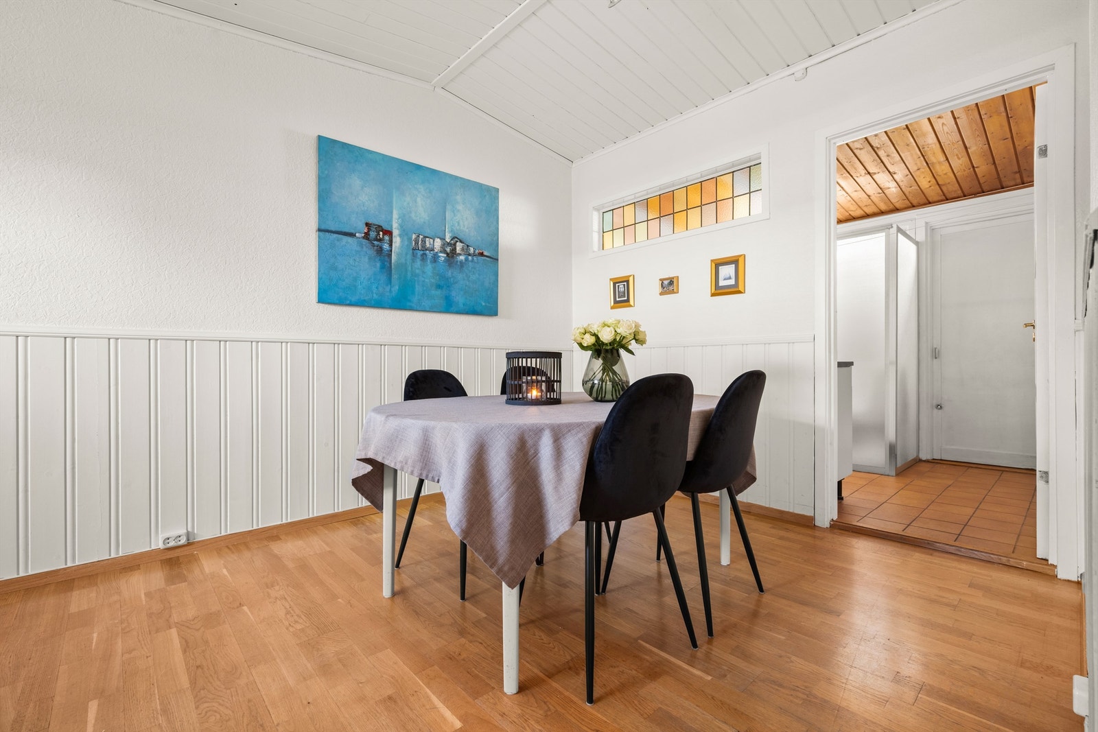 Spisestuen har god plass til et stort spisebord. Galleribilde