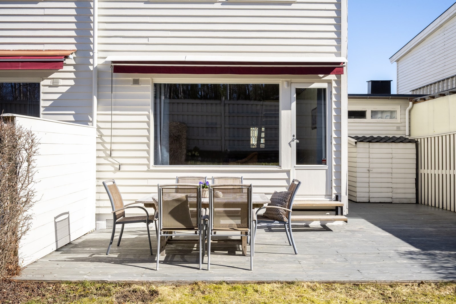 Terrassen i trekonstruksjon er et perfekt sted for måltider og avslapning. Galleribilde