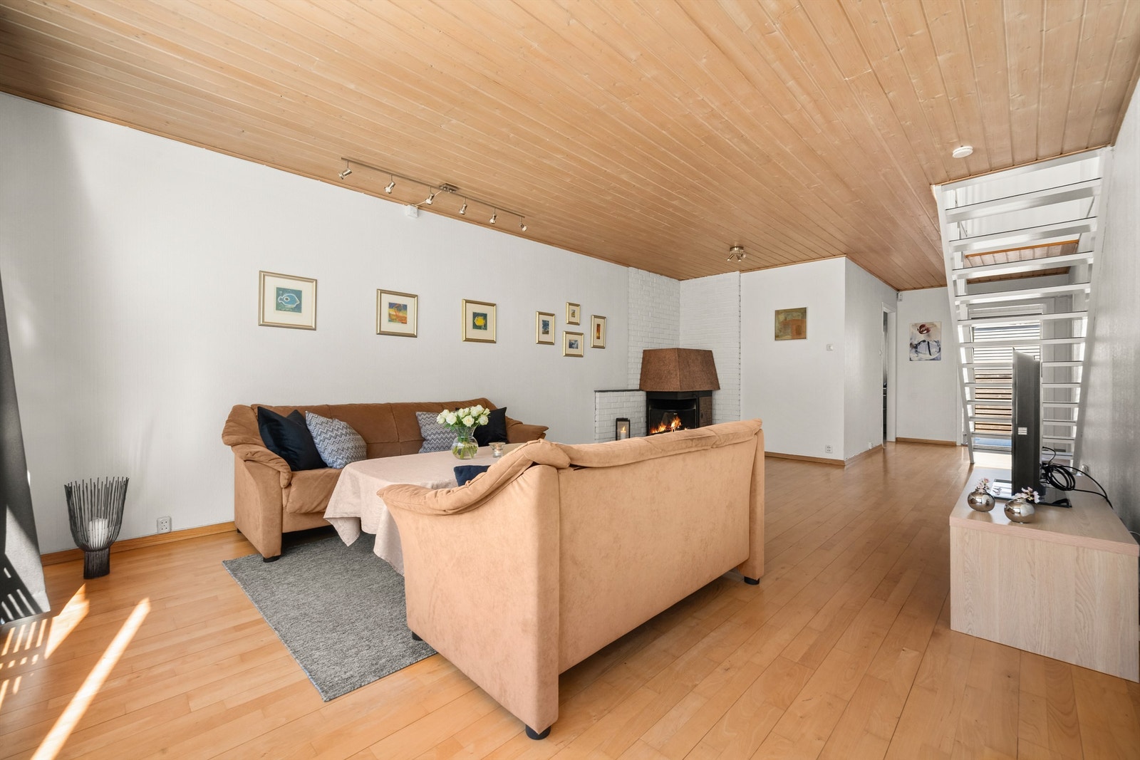 En åpen og sosial planløsning binder stuen sammen med resten av etasjen. Galleribilde