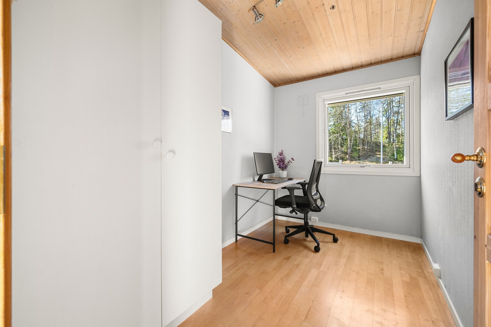 Det tredje soverommet i andre etasje egner seg godt som barnerom, gjesterom eller hjemmekontor. Galleribilde