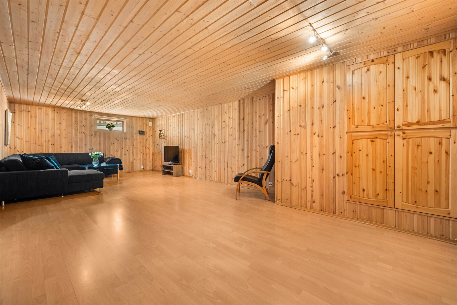 Stort, innredet rom i kjelleren med gulvvarme. Et fleksibelt areal for lek, hobby eller en ekstra TV-stue. Rommet er ikke godkjent til varig opphold. Galleribilde