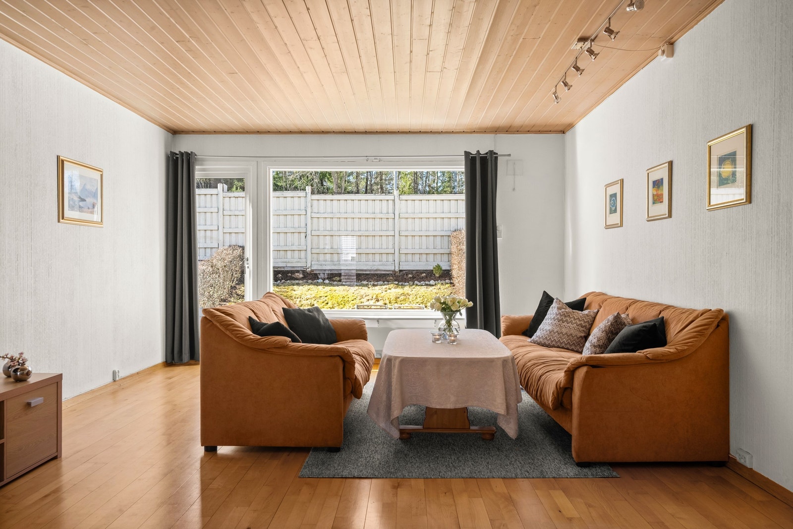 Fra stuen er det direkte utgang til den vestvendte markterrassen og den private hagen. Galleribilde