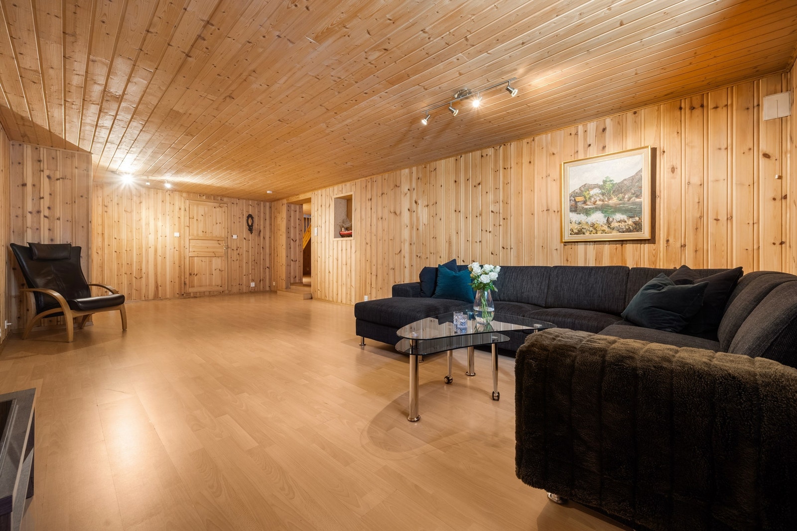 Her er det god plass til en romslig sofagruppe. En fryser i kjellerbod medfølger handelen. Galleribilde