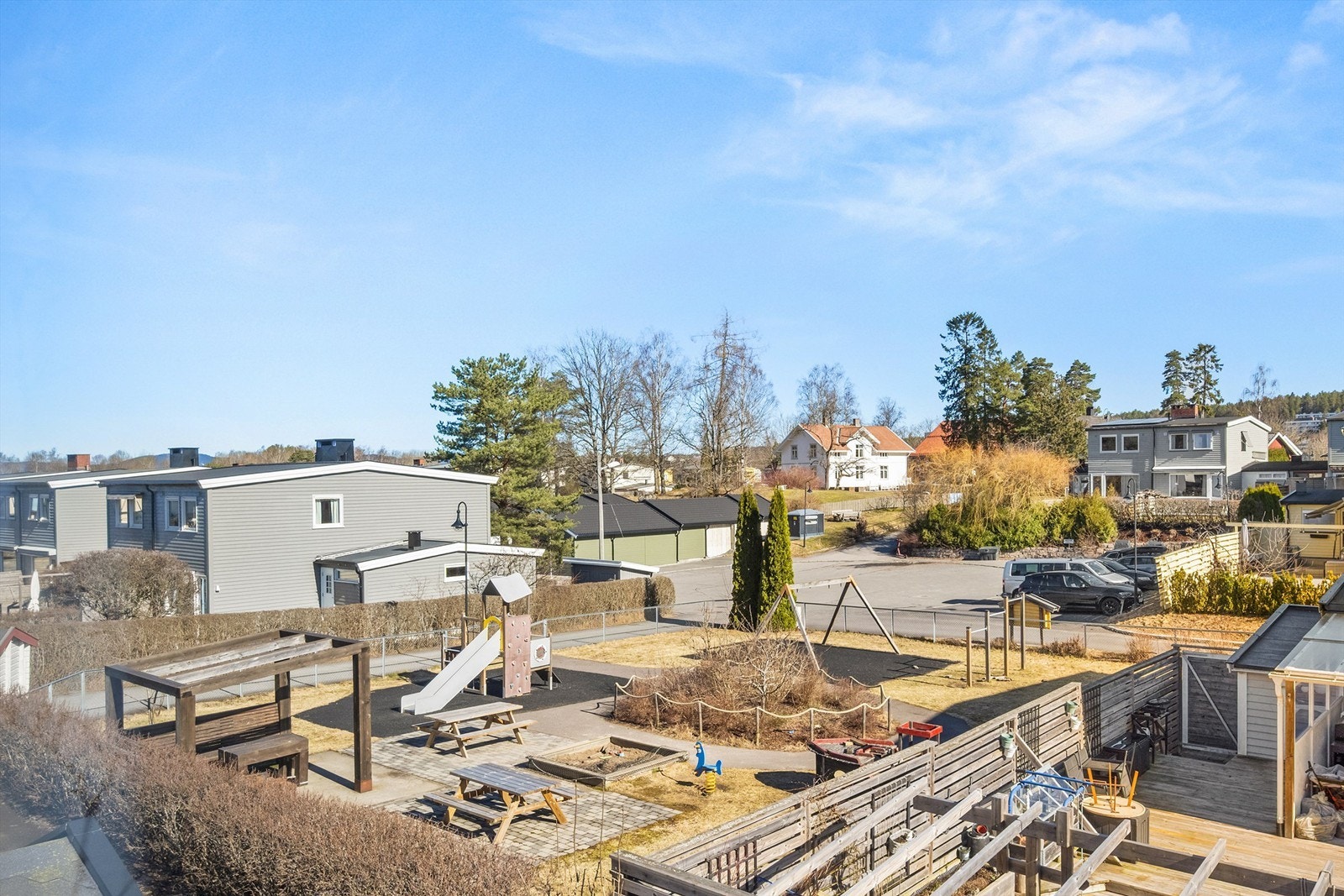 Fra boligen er det utsikt mot den felles, opparbeidede lekeplassen - et trygt samlingspunkt for barna i nabolaget. Galleribilde