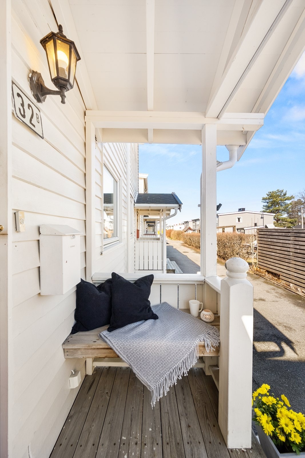 En hyggelig krok ved inngangspartiet med plass til en liten benk. Galleribilde