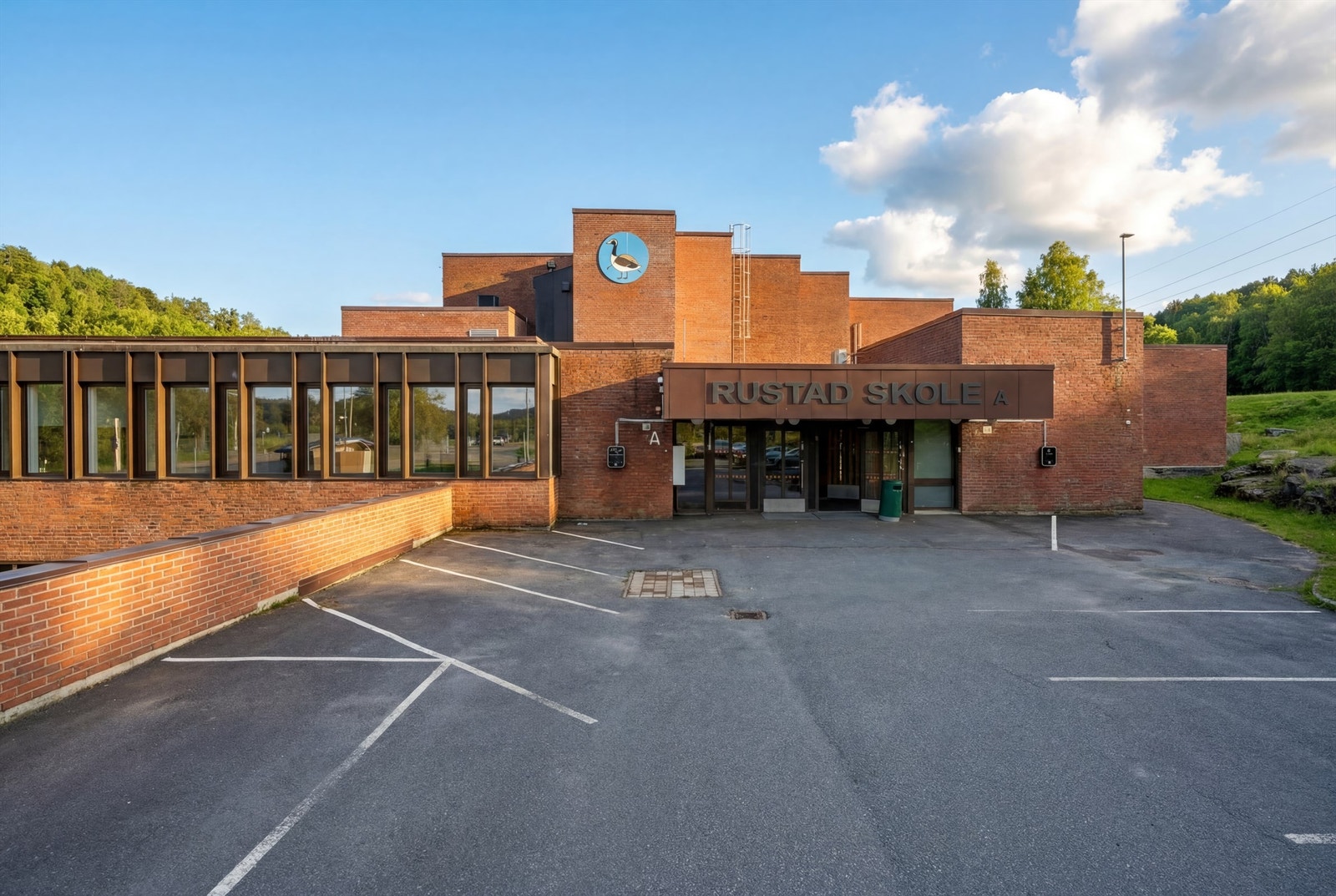 Rustad skole ligger kun 3-4 minutter unna, en trygg og kort skolevei for barna. Galleribilde