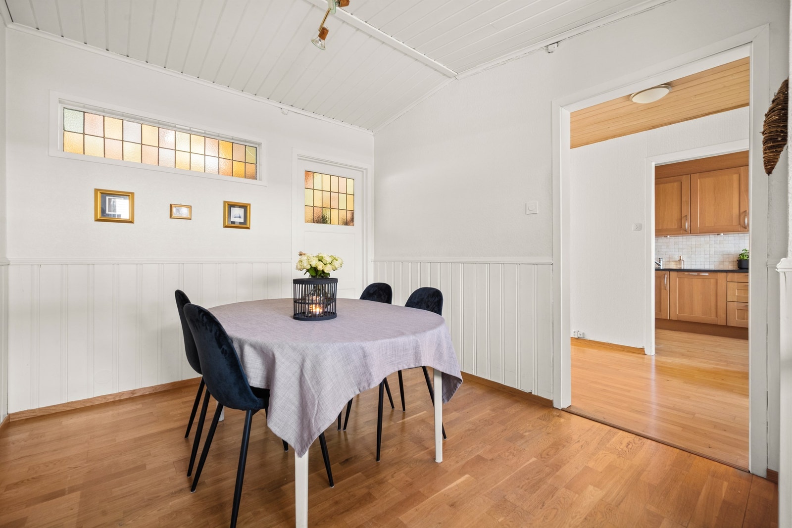 Fra spisestuen er det åpen tilgang til kjøkkenet, noe som skaper en fin flyt mellom sonene. Galleribilde