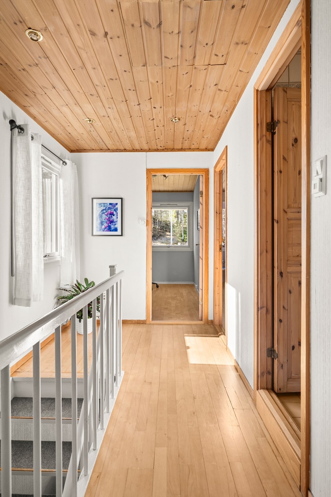 Gangen har parkett på gulvet og profilerte innerdører i tre som fører inn til rommene. Galleribilde