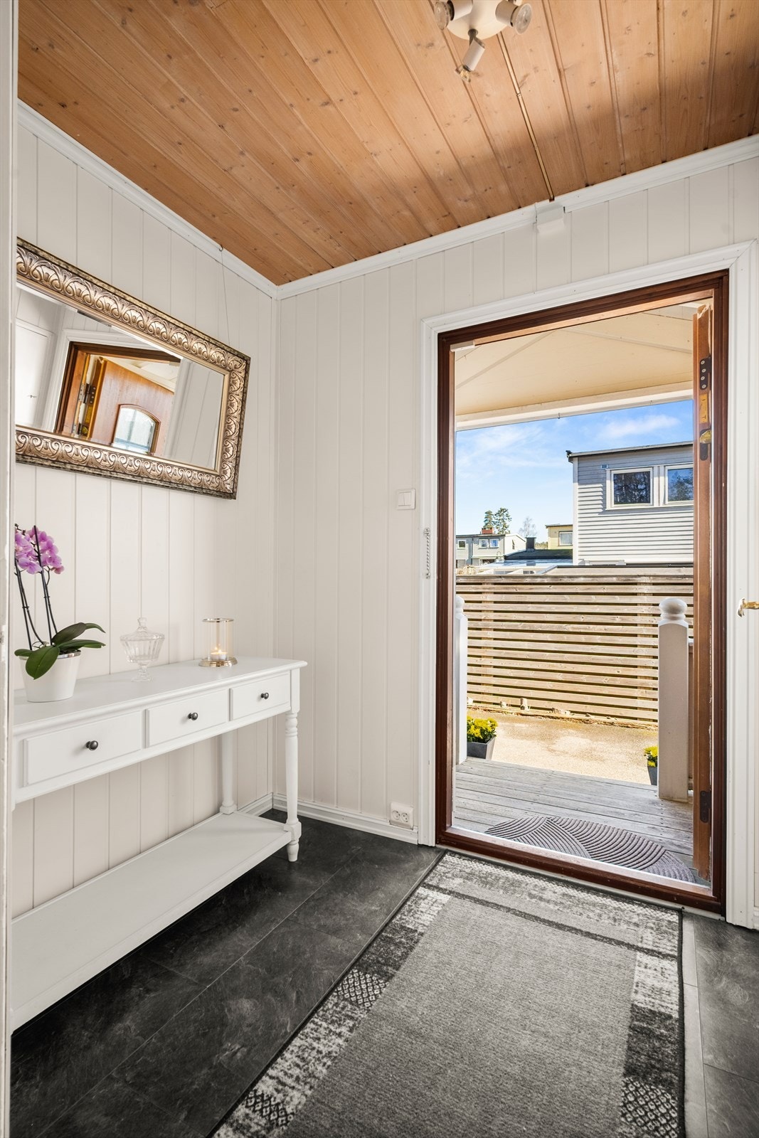 Praktisk entré med oppbevaringsløsninger. Galleribilde