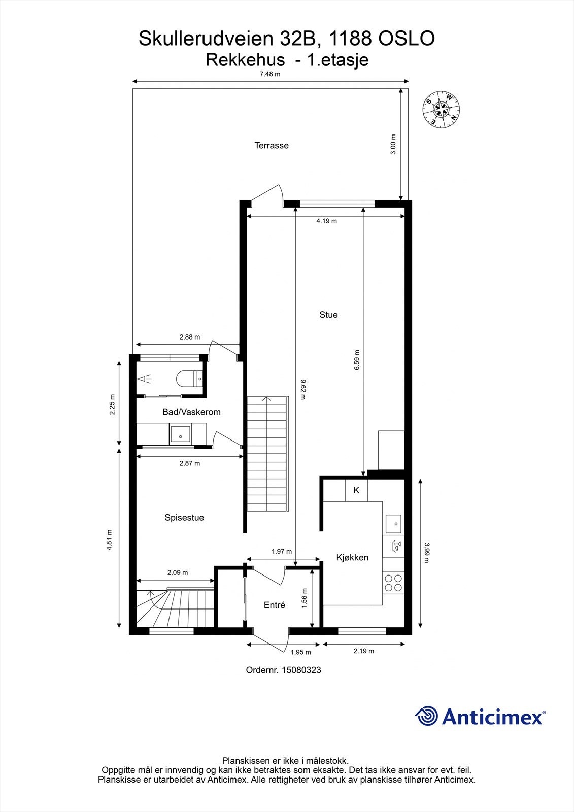 Første etasje samler de sosiale sonene med kjøkken, spisestue og stue med utgang til terrassen. Galleribilde