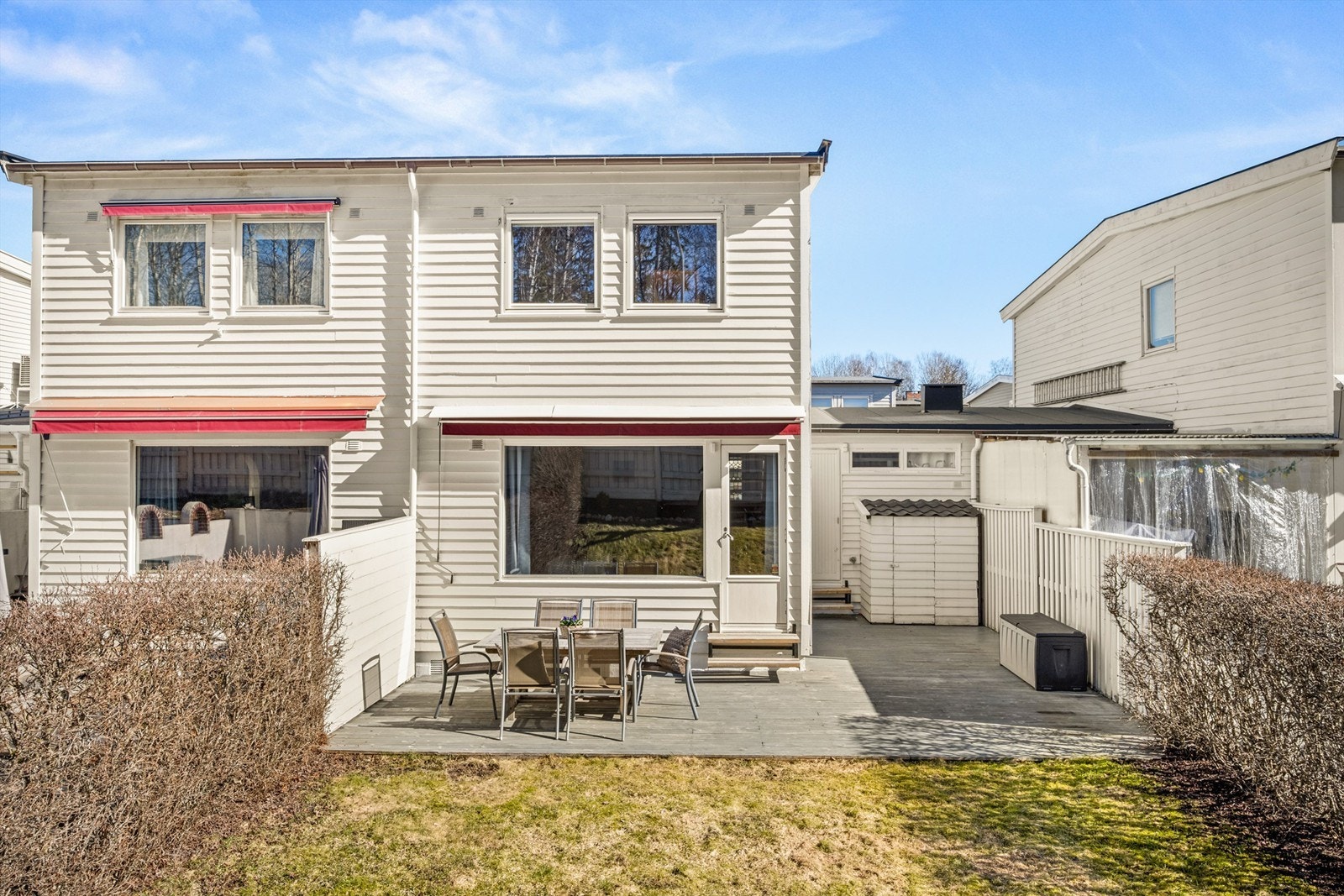 Fasaden har liggende trekledning, og yttertaket ble skiftet i 2010/2021. Galleribilde