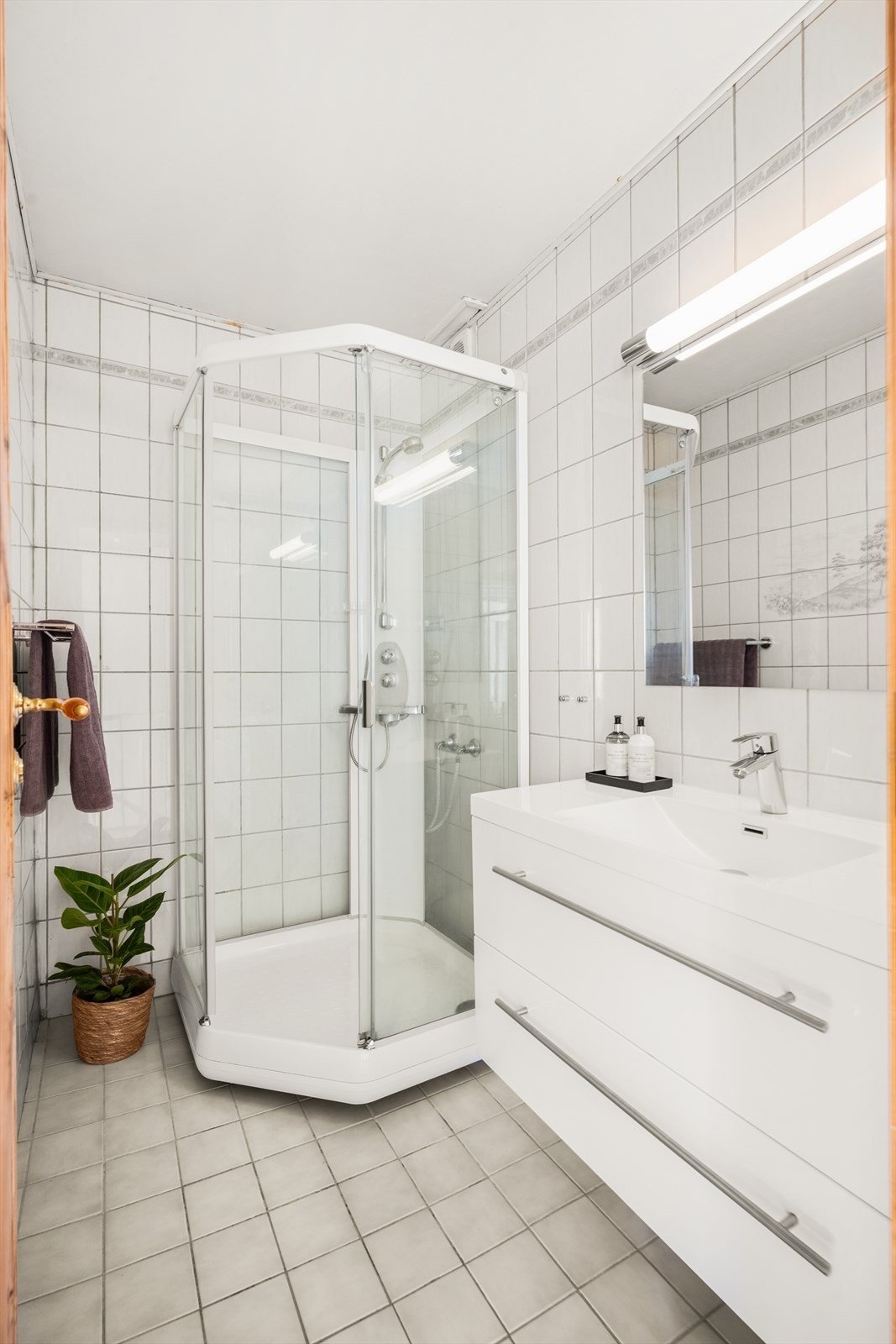 Badet i andre etasje har flislagt gulv med gulvvarme, dusjkabinett og innredning av nyere dato. Galleribilde