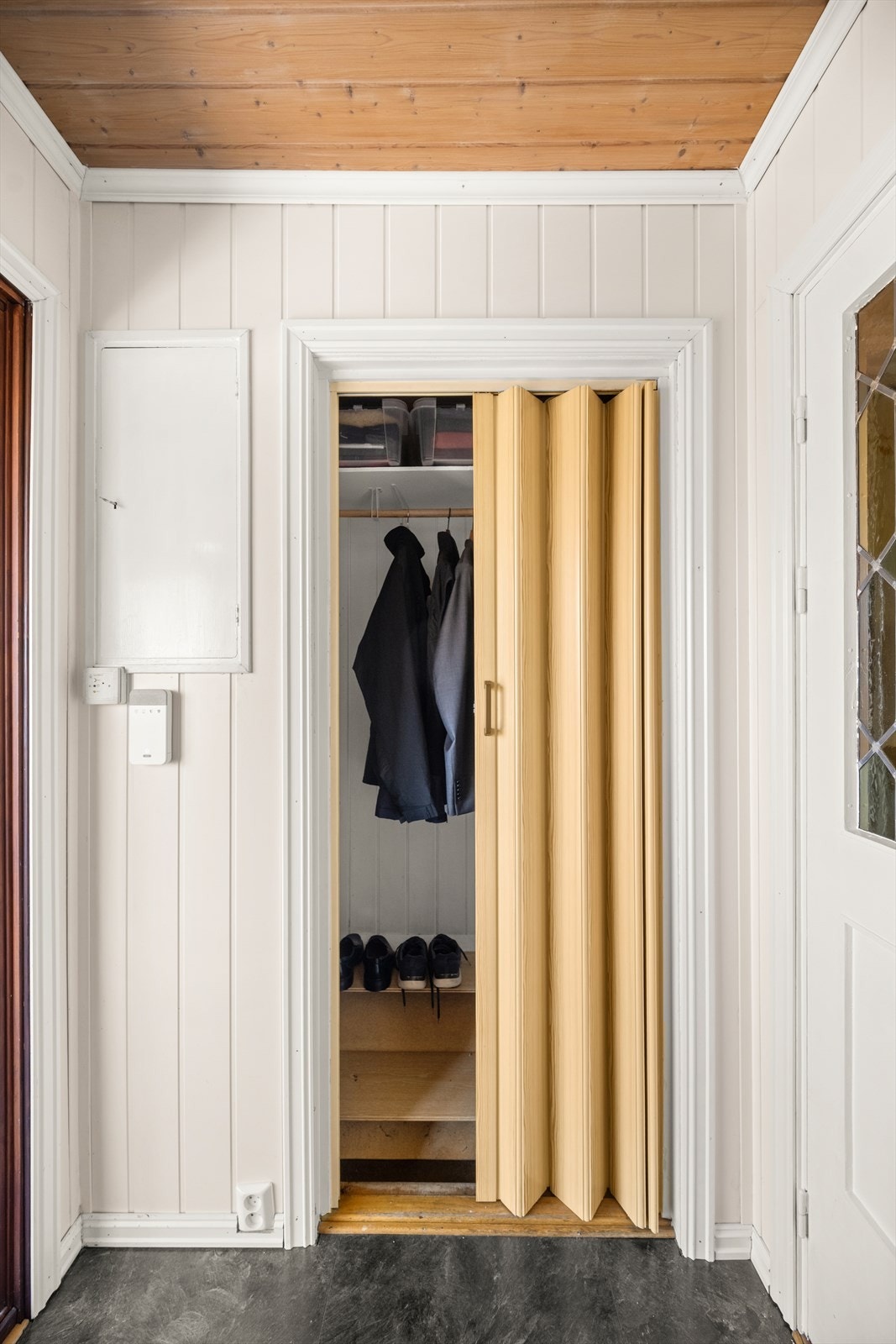 I entréen er det en praktisk garderobeløsning med foldedør for yttertøy og sko. Sikringsskap til venstre på bildet. Galleribilde