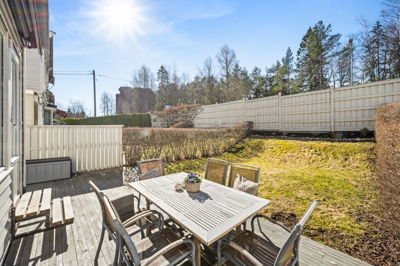 Vestvendt uteplass gir gode solforhold. Solen begynner å titte frem på gresset på formiddagen og er på uteplassen til godt ut over kvelden. Galleribilde