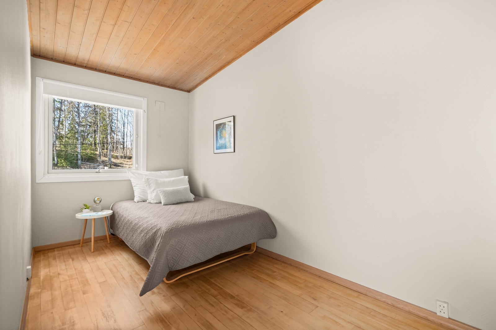 Alle tre soverommene er samlet i andre etasje, med overflater av parkett og panelplater. Soverom 2 og 3 har utsyn mot skogholt på andre siden av veien. Galleribilde