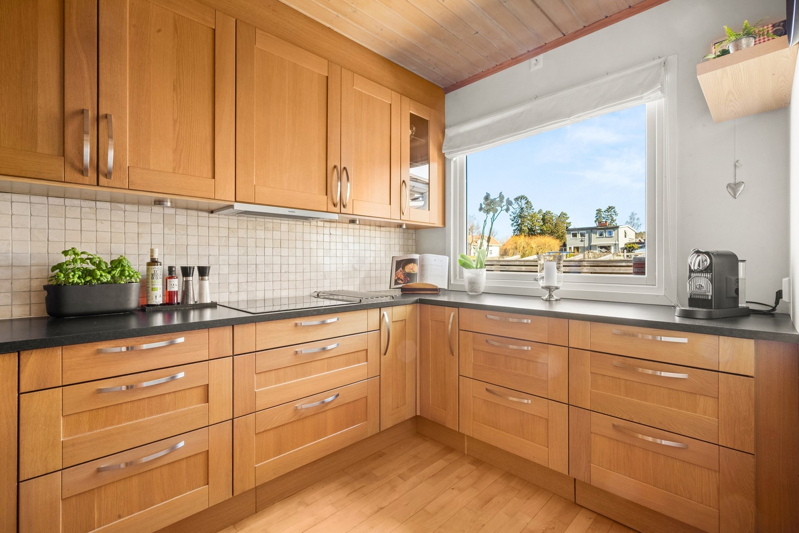 Kjøkkeninnredning fra HTH (2009) med profilerte fronter og laminert benkeplate. Galleribilde